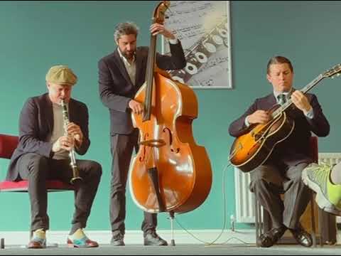 Vou Vivendo (Pixinguinha) Adrian Cox Trio 