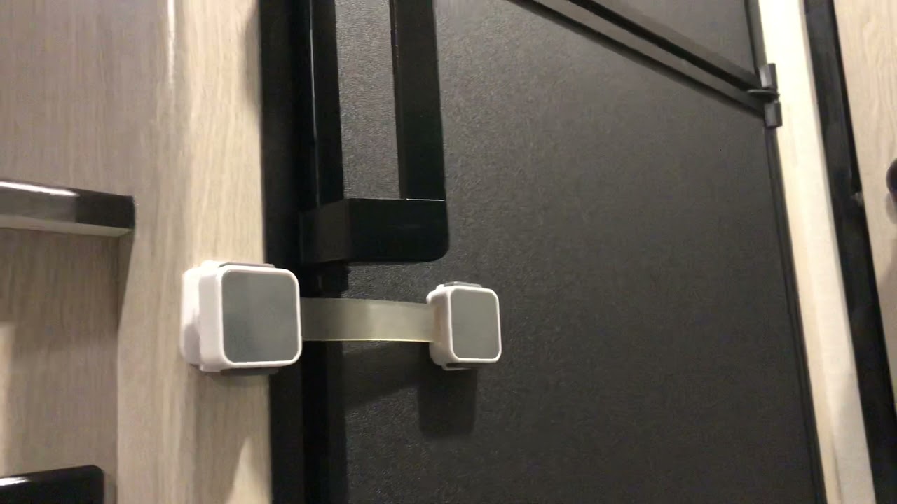 Rv travel latch for traveling