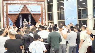 הרב אייל עמרמי - פורים - לשמוח כל החיים! (הרב אייל עמרמי) - התמונה מוצגת ישירות מתוך אתר האינטרנט יוטיוב. זכויות היוצרים בתמונה שייכות ליוצרה. קישור קרדיט למקור התוכן נמצא בתוך דף הסרטון