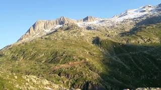 Eisiges Gletscherblick-Biwak auf 2400m in den Walliser Alpen