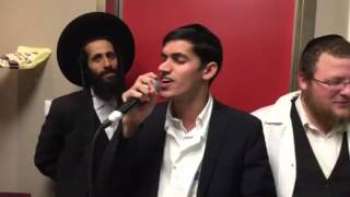 אסור לפספס! הזמר מידד טסה הצטרף למתנדבי 'סעד ומרפא' • צפו במידד מחקה את אברהם פריד