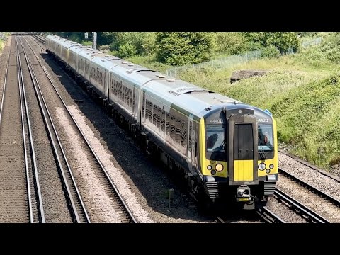 SWR Class 444s passing Potbridge, SWML, 12/6/2025 | Boom Trainspots