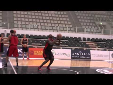 Kevin Tumba Dunk at training