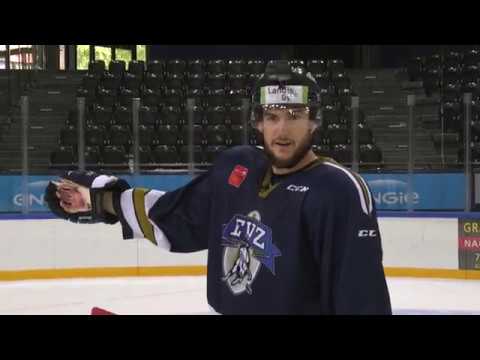 EVZ-Stürmer wird von Teamkollege vorgeführt