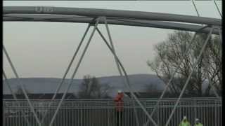 preview picture of video 'Problemas durante el izado de una pasarela metálica en Omagh, Irlanda del Norte'