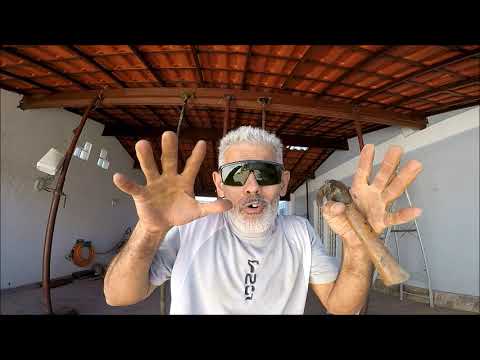 Reparando  telhado que estava selando.