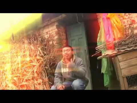 Rapero guatemalteco cantando en su idioma.