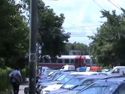 Trenul IR Bucuresti Nord - Bacau trece in viteza prin dreptul barierei (Bacau, 22.06.2015)