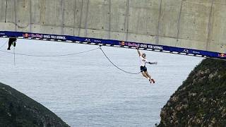 Sudáfrica: Un atleta recorre 600 barras a lo largo de un puente de 216 metros