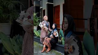 Download lagu Pose foto wisuda bareng Bestie #shorts #photography mp3 Download lagu Pose foto wisuda bareng Bestie #shorts #photography mp3