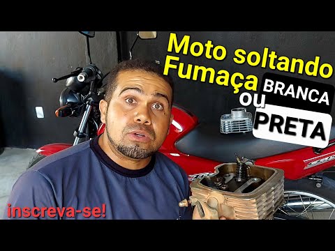 moto soltando fumaça branca ou preta pelo escapamento