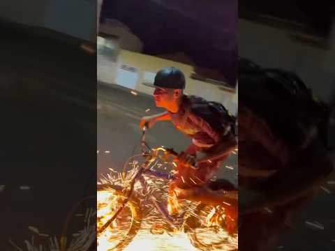 A bike soltando faisca no grau