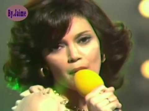 download lagu mp3 mp4 Dicen Que La Luna Tiene Amores Con Un Calé, download lagu Dicen Que La Luna Tiene Amores Con Un Calé gratis, unduh video klip Dicen Que La Luna Tiene Amores Con Un Calé