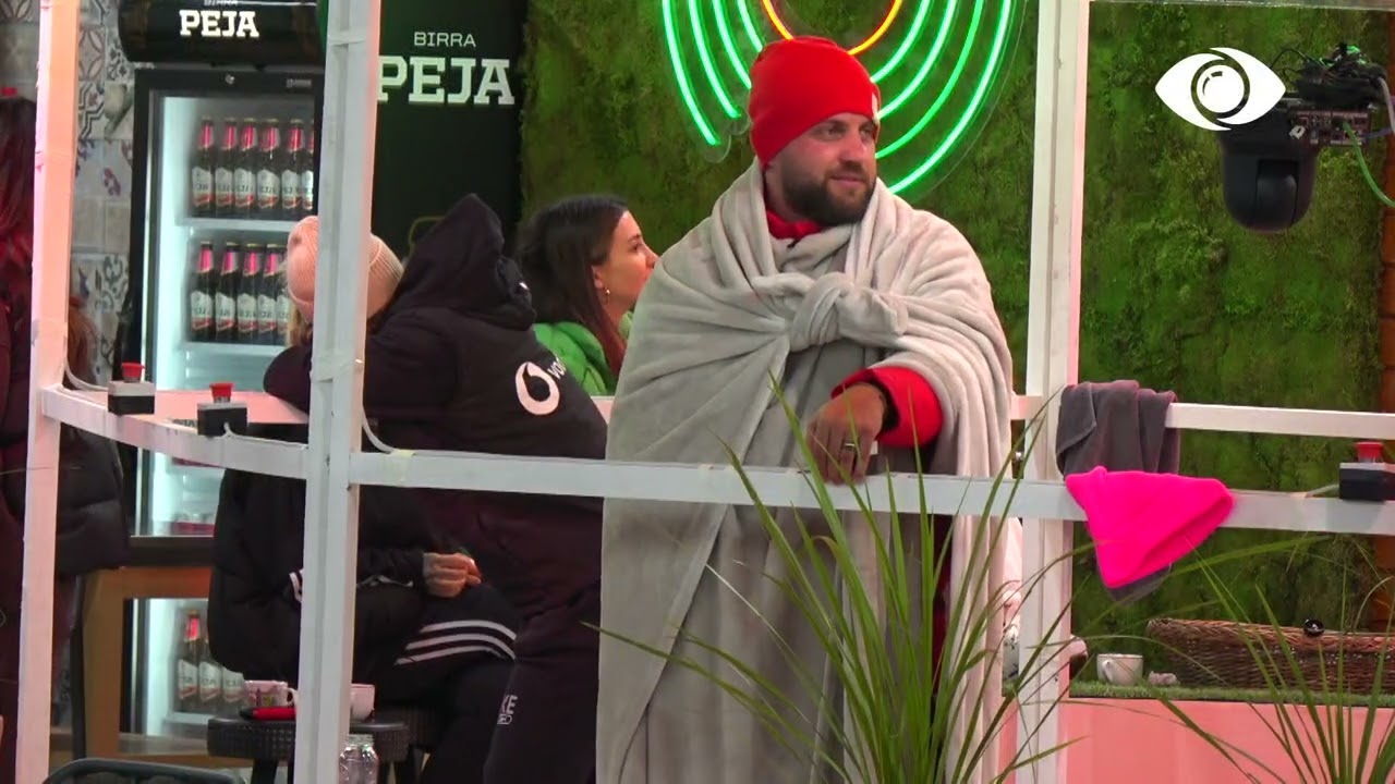 Sfida e rezistencës/ Luizi mbulohet me batanije dhe urinon