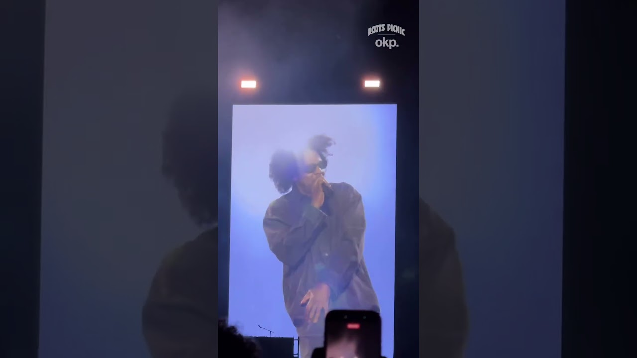 The crowd couldn't help screaming for #Beyonce during #JayZ's #RootsPicnic performance 😅 🐝