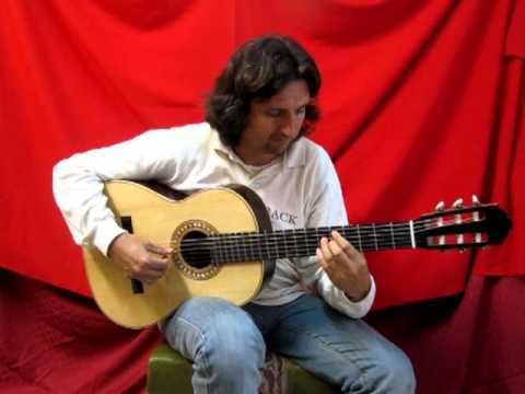 Guitarrista flamenco Pepe Ortega en el taller del guitarrero Alberto Martín.