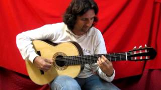 Guitarrista flamenco Pepe Ortega en el taller del guitarrero Alberto Martín.