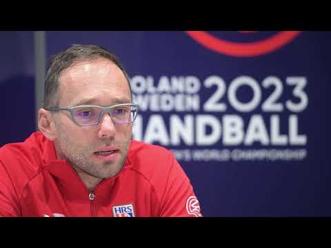 Izbornik Hrvoje Horvat daje izjavu za medije