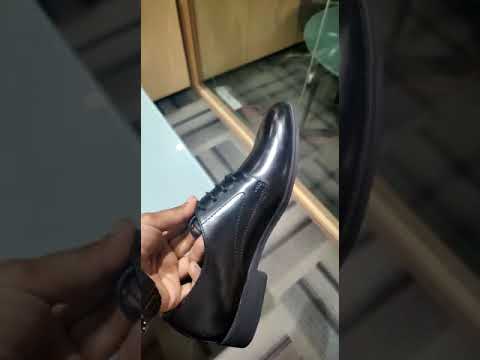 Men lace up leather derby shoes