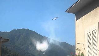 preview picture of video 'Bombardier 415 putting out a fire in Calabria'