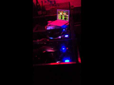 Deejay Flexz aux platines : Café Café Biarritz, avril 2012