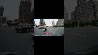 紅燈轉綠燈3秒又紅燈，是哪位大官讓警察可以這樣亂控燈？