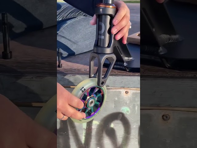 Vídeo relacionado con LIONELO Whizz Neo patinetes para niños, Stunt Scooter, de Acrobacias, Freestyle, Ruedas de 110 mm, Ligero, Freno de Guardabarros Trasero, Cubierta de Aluminio, Manillar de Tubo en T Ancho