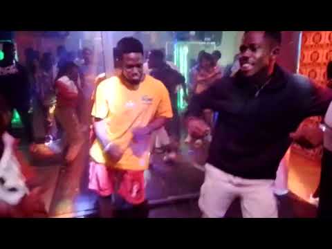 Antoine flingo a l'hôte waouh avec le groupe jumeaux asquare