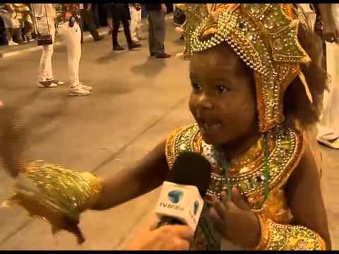 No Rio, o desfile das escolas de samba mirins encanta a plateia