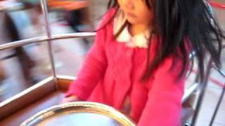 preview picture of video '汤爱爱 Aiai carousel spinning @ Columbia Mall'