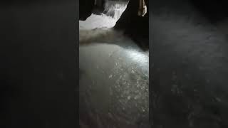 شاهد بالفيديو …كمية ماء كبيرة من بئر تابعة لجمعية مياه الشرب بمنطقة الضباب بحالمين