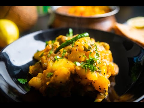 HOW TO MAKE ACHARI ALOO RECIPE // How To Make Potato with Pickle // Vegetarian Sabzi Recipes //
