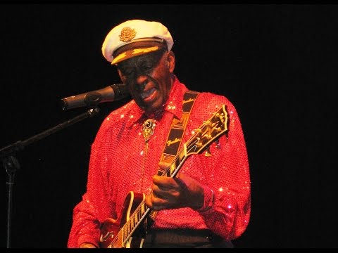 Chuck Berry doing the Duck Walk - Nürnberg 15.03.2008