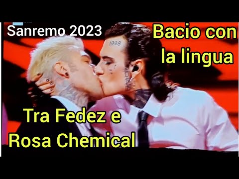 Bacio con la lingua  tra FEDEZ e ROSA CHEMICAL durante l'ultima serata del Festival di Sanremo 2023.