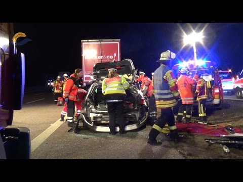 Auto verkeilt sich unter LKW-Anhänger A8 - 07.04.2015