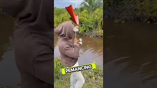 Download lagu LIHAT GUYS PRIA INI MANCING IKAN SAMPAI MAU PATAH JORAN NYA‼️ #shorts #fishing #mancing mp3