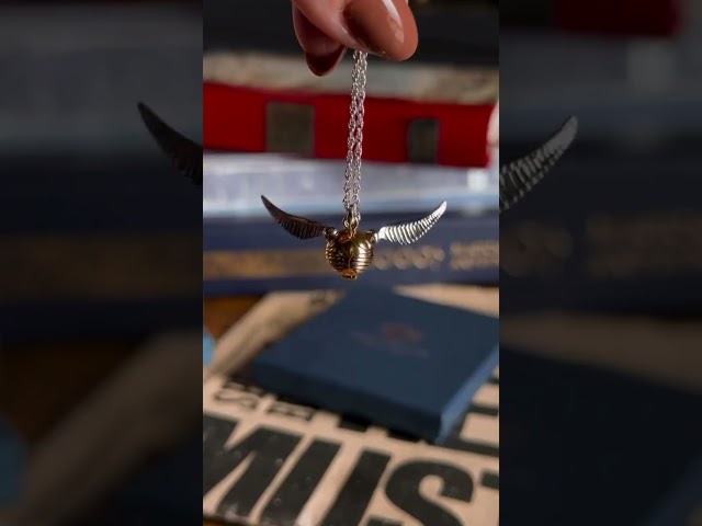Vídeo relacionado con Harry Potter Snitch Dorada Unisex Set de Pendientes Plateado En plata de primera ley