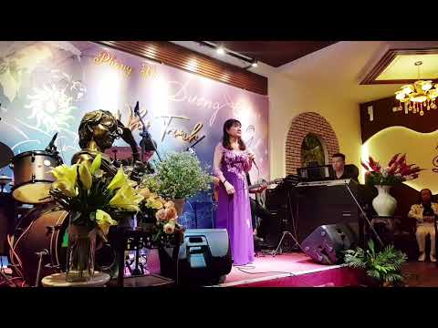 Thể hiện bởi Lê Uyên