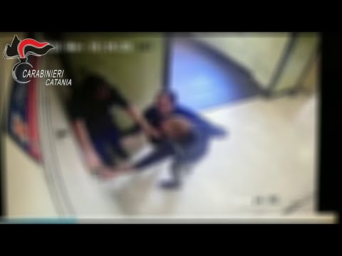 Pelle sbiancato sulle articolazioni Giunti di budella