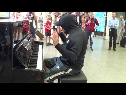 Celebrity Goes Incognito To Play a Street Piano - Public Stunned!