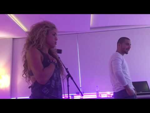 Shakira y Maluma durante el proceso creativo de «Chantaje» en una producción oficial