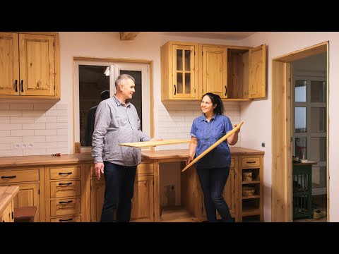 Ein Wintertag im Dorf Die Küche wird fertiggestellt,Schränke werden aufgehängt.Ländliches Abendessen