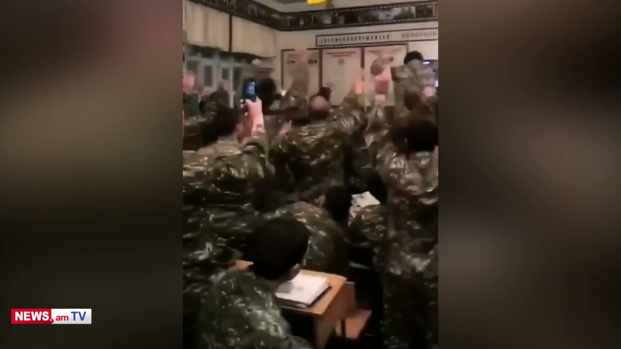 Զինծառայողները տոնում են Հայաստանի հավաքականի հաղթանակը