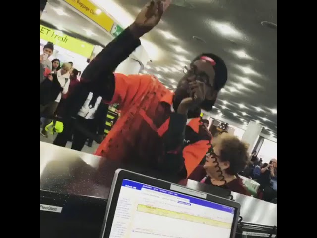 Битбоксер решил развлечь пассажиров в аэропорту