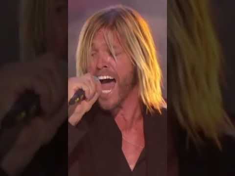 Taylor Hawkins was not only an exceptional drummer. He had some pipes on him as well.