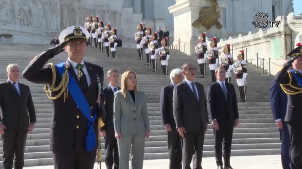 Giornata dell'Unità nazionale, La Russa e Meloni cantano l'Inno di Mameli all'Altare della Patria