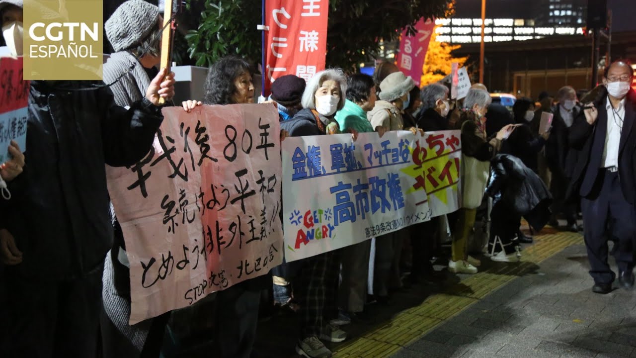 Japoneses se concentran delante de la residencia oficial de Takaichi en protesta