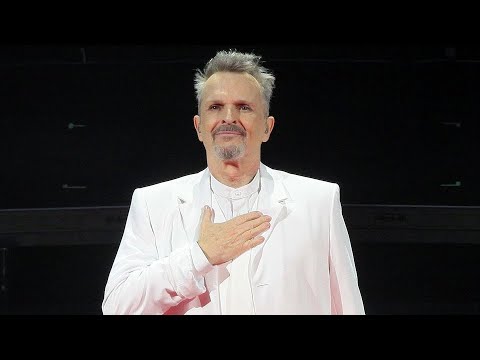 Entre éxitos y la alarma sísmica, así fue el regreso de Miguel Bosé a los escenarios