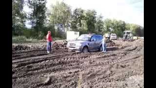 preview picture of video 'Blond girl drives Rangie and got stuck in the mud'