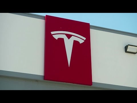 米規制当局、テスラに15万8000台のリコールを要請 (U.S. regulators ask Tesla to recall 158,000 cars)